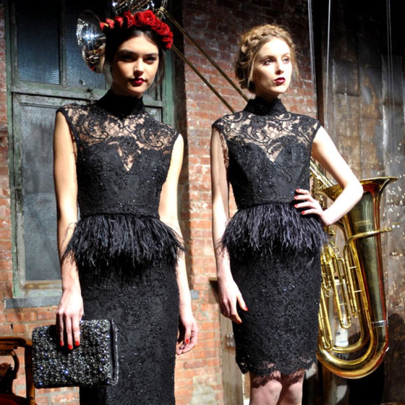 画像2: 再販売【ミスプラス掲載】Alice + Olivia　　　Patricia Short Feather Peplum Dress  (2)