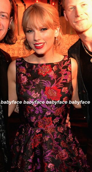 画像2: 【テイラースウィフト愛用】Alice + Olivia   Foss Fit-and-Flare Dress  (2)