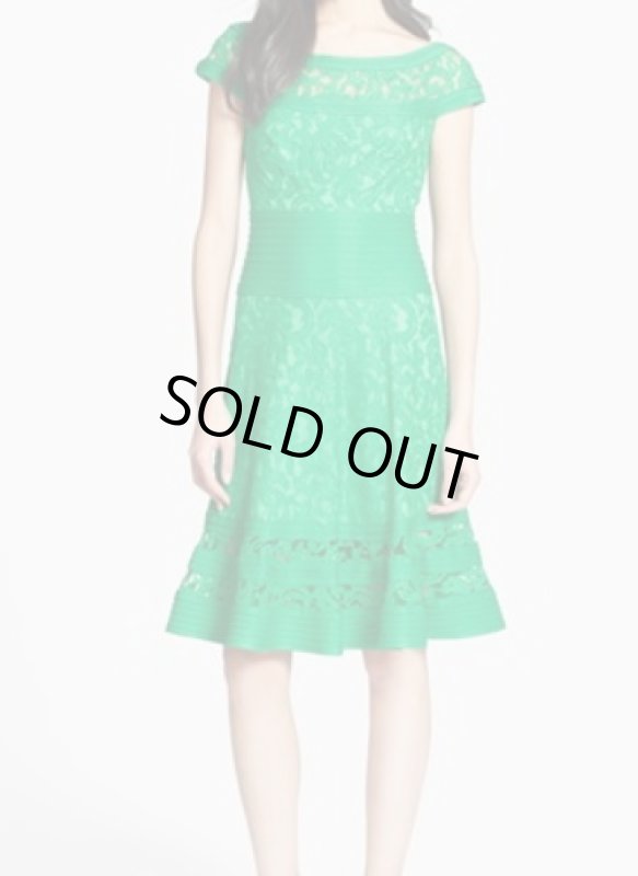 画像1: 【杉本彩、木佐彩子、水野真紀さんご着用】Tadashi Shoji     Cap Sleeve Lace Fit & Flare Dress　グリーン系 (1)