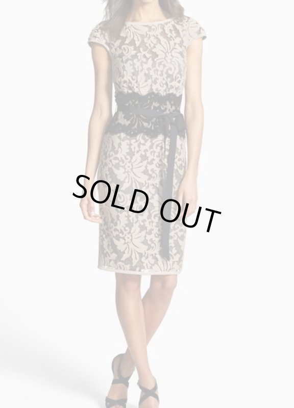 画像1: 再販売！【木佐彩子さん、江藤愛さんご着用、家庭画報掲載】Tadashi Shoji 　Embroidered Lace Sheath Dress ベージュ系、グレー系 (1)