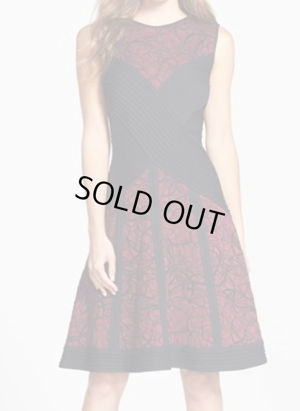 画像1: 【ヴァンサンカン掲載】Tadashi Shoji　　　　Pintuck Embroidered Neoprene Fit & Flare Dress (1)