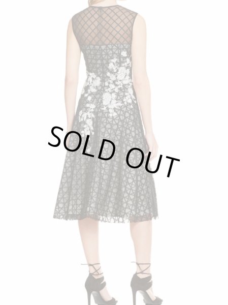 画像2: 【原田美枝子さん着用】Tadashi Shoji      Embroidered Illusion Midi Fit-and-Flare Dress (2)