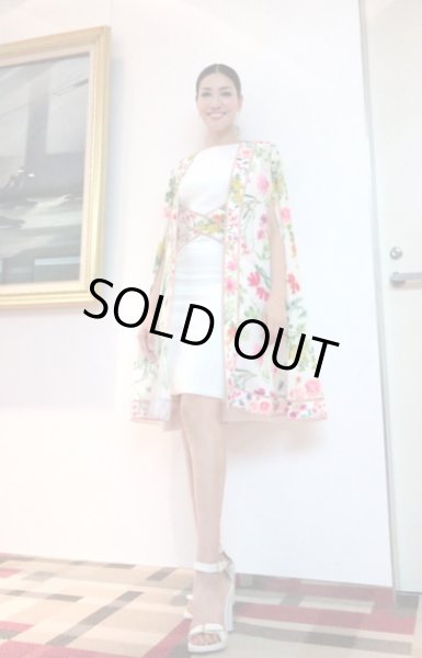 画像4: 限定再販売【アンミカさん着用、ドラマ使用、25ans掲載】Tadashi Shoji タダシショージ  ケープ付きフローラルドレス (4)