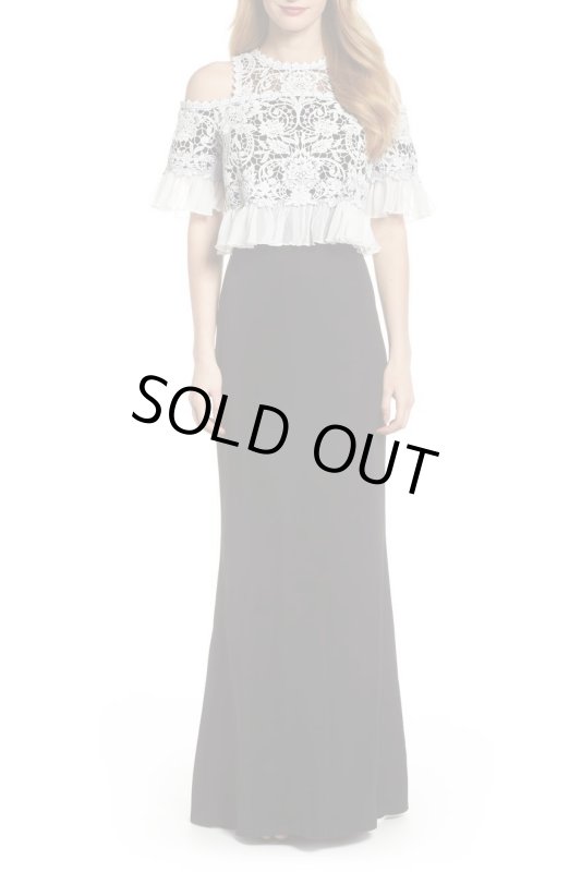 画像1: Tadashi Shoji タダシショージ　 コールドショルダークロッシェロングドレス　ブラック (1)