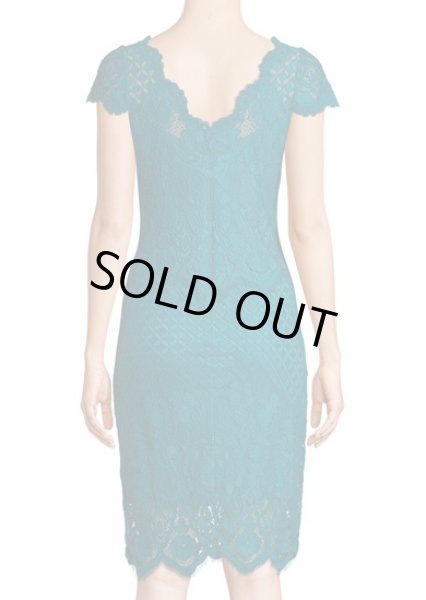 画像2: 【25ans掲載、マギーさん着用】Tadashi Shoji タダシショージ   Bazil Multipattern Cap-Sleeve Lace Sheath Dress ブルー系、グリーン系  (2)