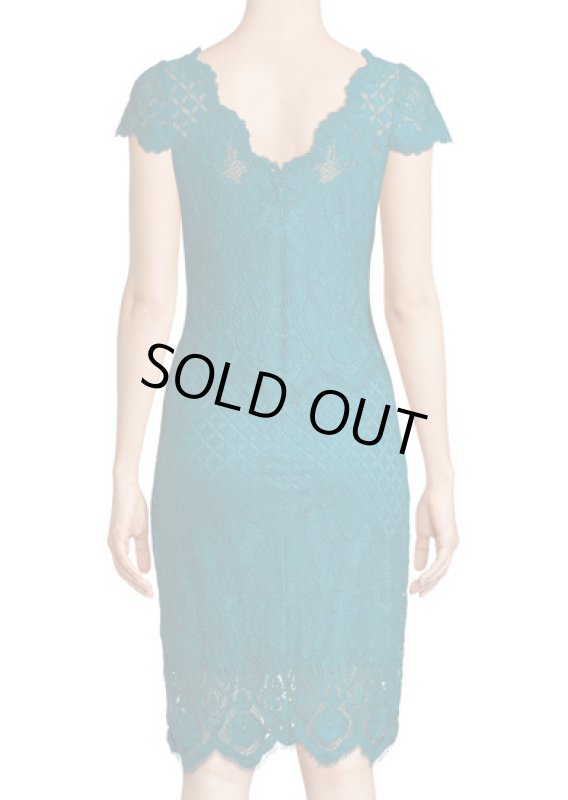 画像2: 【25ans掲載、マギーさん着用】Tadashi Shoji タダシショージ   Bazil Multipattern Cap-Sleeve Lace Sheath Dress　ブルー系、グリーン系　 (2)