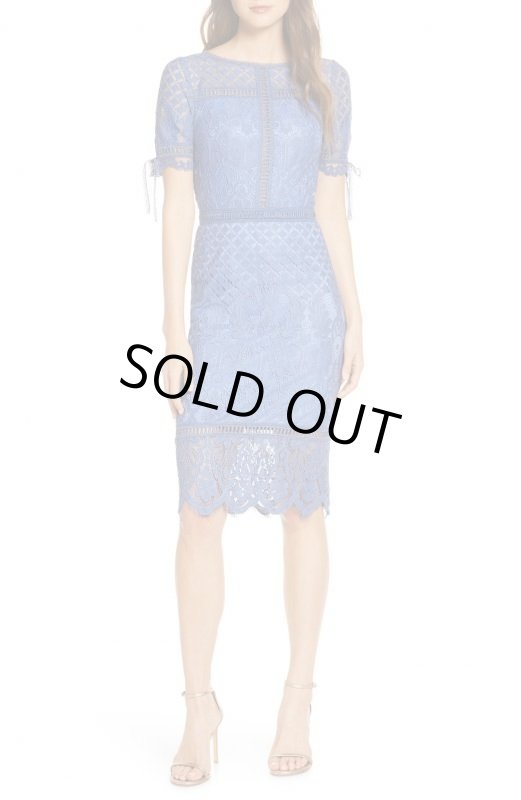 画像1: 【FNS歌謡祭、永島優美さん着用】Tadashi Shoji タダシショージ  BOBEK  Tie Sleeve Lace Cocktail Dress  ブルー系 (1)