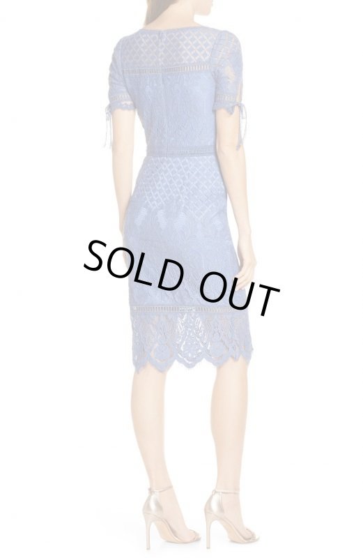 画像2: 【FNS歌謡祭、永島優美さん着用】Tadashi Shoji タダシショージ  BOBEK  Tie Sleeve Lace Cocktail Dress  ブルー系 (2)