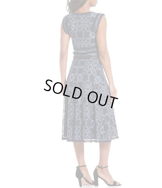 画像2: 【後呂有紗アナ着用】Tadashi Shoji タダシショージ   Lace Fringe Midi Dress　 ブラック、ネイビー系 (2)