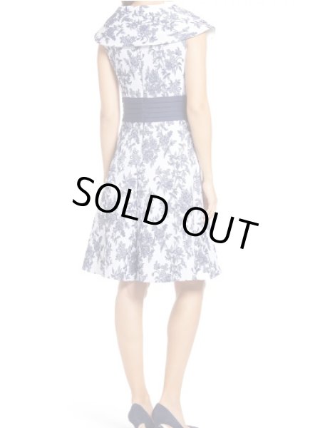 画像2: Tadashi Shoji タダシショージ  Floral Cross Bodice Fit & Flare Cocktail Dress  ネイビー、ホワイト系 (2)