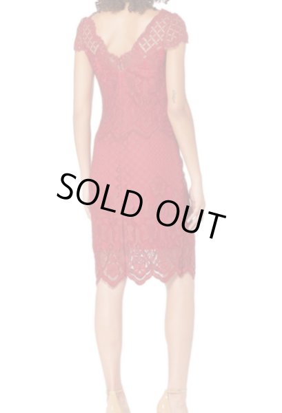 画像2: セール!【25ans掲載、マギーさん着用】Tadashi Shoji タダシショージ   Bazil Multipattern Cap-Sleeve Lace Sheath Dress レッド系  (2)