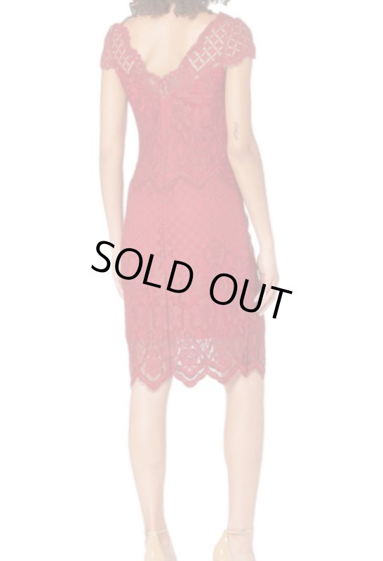 画像2: セール！【25ans掲載、マギーさん着用】Tadashi Shoji タダシショージ   Bazil Multipattern Cap-Sleeve Lace Sheath Dress　レッド系　 (2)