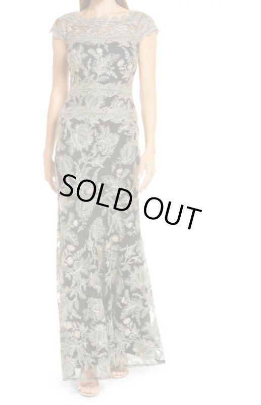 画像1: Tadashi Shoji  タダシショージ　DENNEY　Boat Neck Corded Lace Gown　ブラック、グレー系 (1)