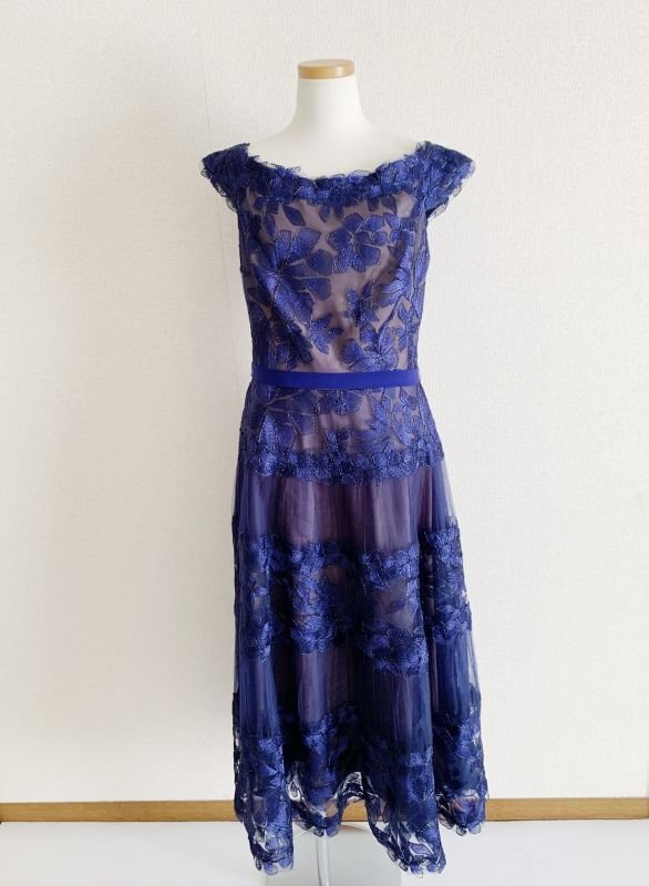 画像4: 【白石麻衣さん、足立梨花さん着用】Tadashi Shoji  タダシショージ  オフショルダー花柄レースドレス　ネイビー 41101 (4)