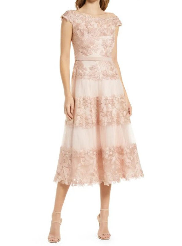 画像1: セール！【白石麻衣さん着用】Tadashi Shoji  タダシショージ  オフショルダー花柄レースドレス　ピンク系  41101 (1)