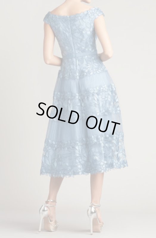画像2: セール！1点のみ即発！【白石麻衣さん着用】Tadashi Shoji  タダシショージ  オフショルダー花柄レースドレス　ブルー系  41101 (2)