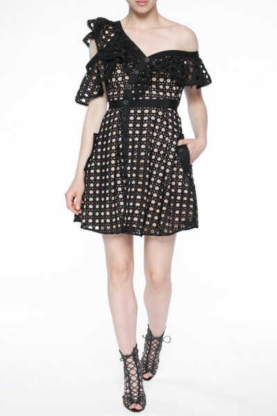 画像1: 【クロエカーダシアン、小嶋陽菜さんご着用】Self Portrait　セルフポートレート　 Lace Frill Mini Dress ブラック  41702 (1)