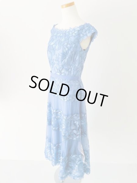 画像6: セール!1点のみ即発!【白石麻衣さん着用】Tadashi Shoji  タダシショージ  オフショルダー花柄レースドレス ブルー系  41101 (6)