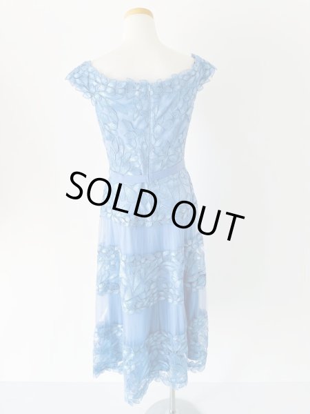 画像7: セール!1点のみ即発!【白石麻衣さん着用】Tadashi Shoji  タダシショージ  オフショルダー花柄レースドレス ブルー系  41101 (7)