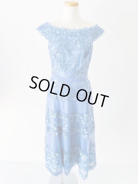 画像4: セール!1点のみ即発!【白石麻衣さん着用】Tadashi Shoji  タダシショージ  オフショルダー花柄レースドレス ブルー系  41101 (4)