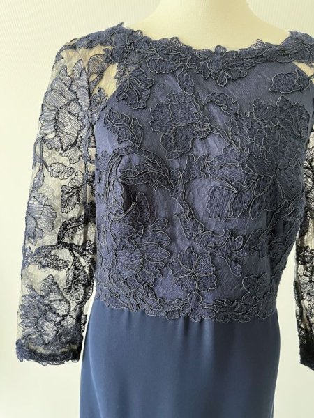 画像8: Tadashi Shoji      Three-Quarter Sleeve Lace and Crepe Gown ネイビー (8)