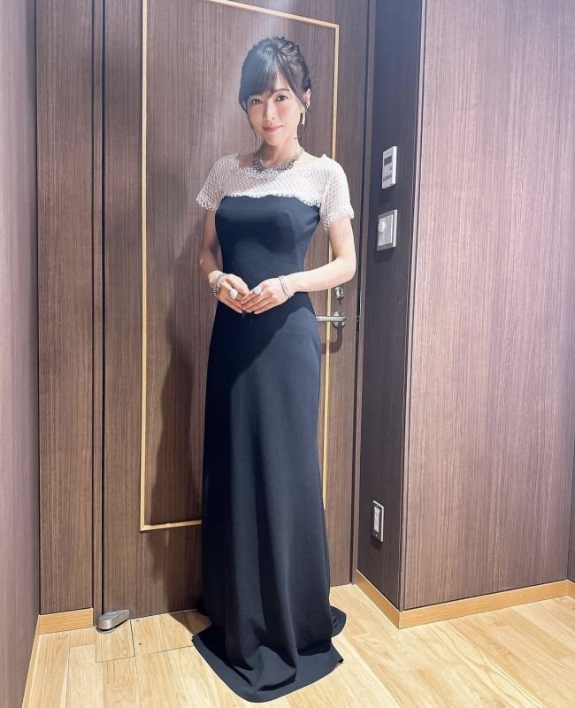 画像1: 即発！【釈由美子さんに衣装協力】Tadashi Shoji タダシショージ   Lace Yoke Crepe Gown　ブラック、ホワイト  9401 (1)