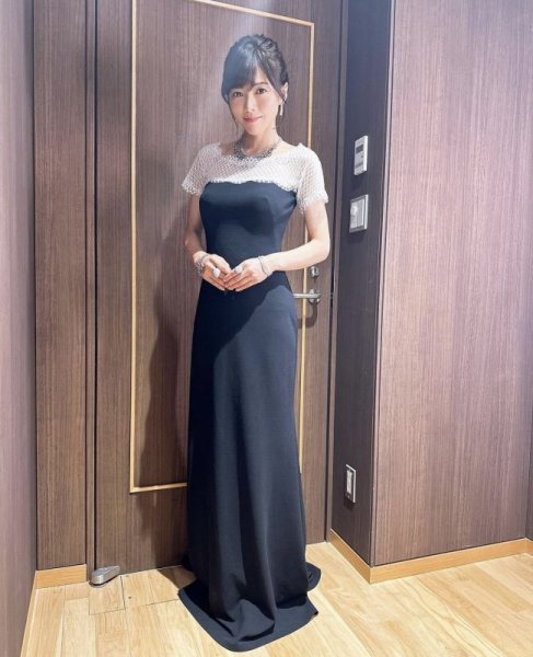 画像4: セール！【釈由美子さんに衣装協力】Tadashi Shoji タダシショージ   Lace Yoke Crepe Gown　ブラック、ホワイト (4)