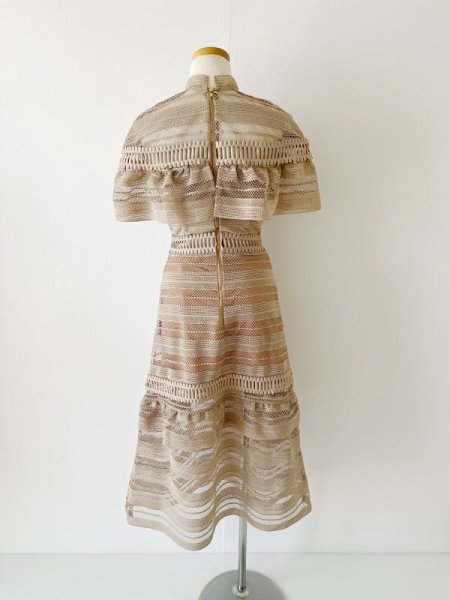 画像7: 再入荷、即発!【佐々木希さん着用】Self Portrait セルフポートレート Frill Yoke Cape Lace Midi Dress  12001 (7)