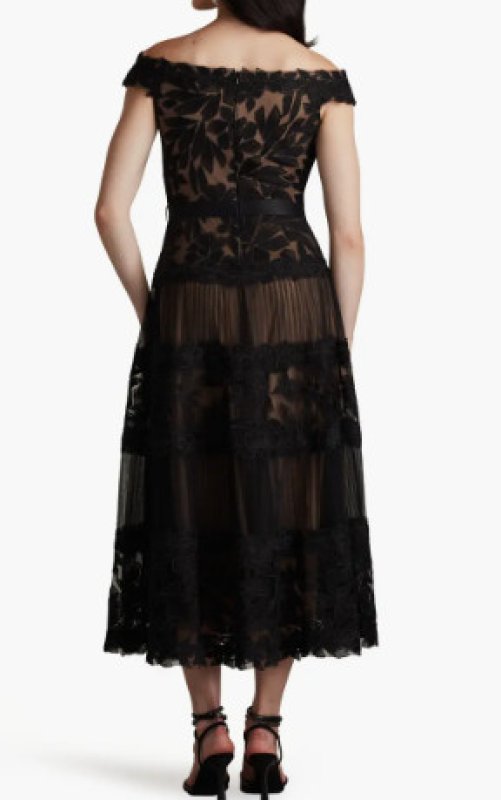 画像2: Tadashi Shoji  タダシショージ Adriane  オフショルダー花柄レースドレス　ブラック 41101 (2)