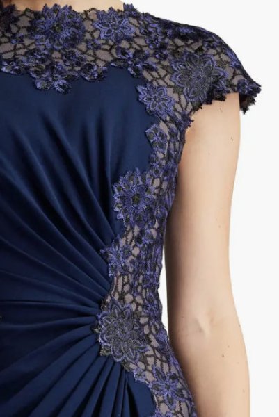 画像4:  Tadashi Shoji  タダシショージ Chelan Embroidered Illusion Gown ネイビー (4)