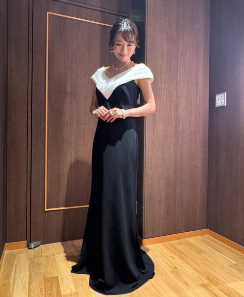 画像4: 【釈由美子さんに衣装協力】即発!Tadashi Shoji タダシショージ   MARIBEL DRAPED V-NECK GOWN ブラック、ホワイト  12181 (4)