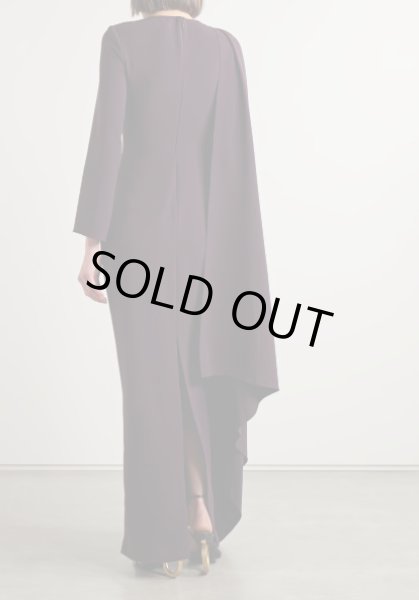 画像2: 【ヨルダン、オランダ王女愛用】Solace London ソレイスロンドン  Lydia one-sleeve cape-effect cady maxi dress　プラム (2)