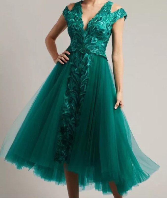 画像1: セール！Tadashi Shoji  タダシショージ  Cora Embroidered Tulle Gown Dress　グリーン系   (1)