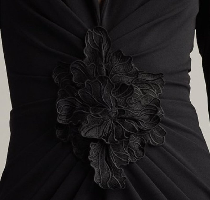 画像3:  Tadashi Shoji  タダシショージ　Ardela Center Front Ruffle Gown　ブラック (3)