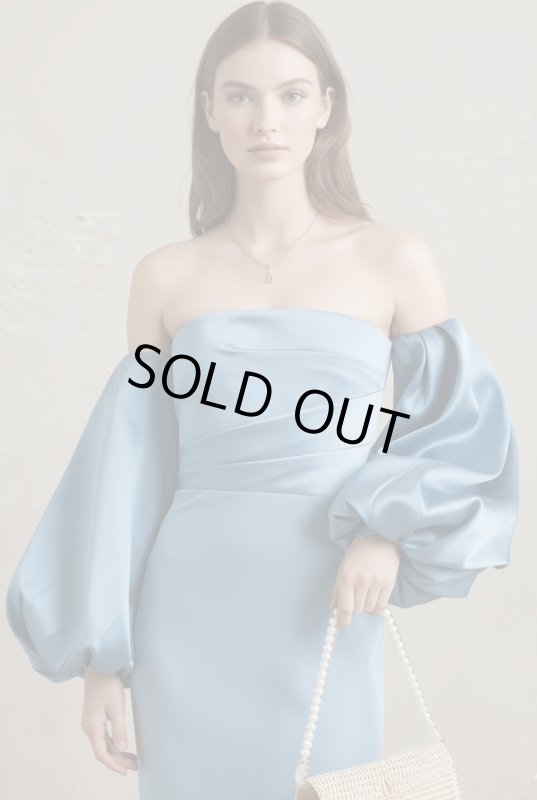 画像3: セール！【滝沢眞規子さん着用】Solace London ソレイスロンドン  Carmen off-the-shoulder satin-twill and crepe gown ブルー系  13826 (3)